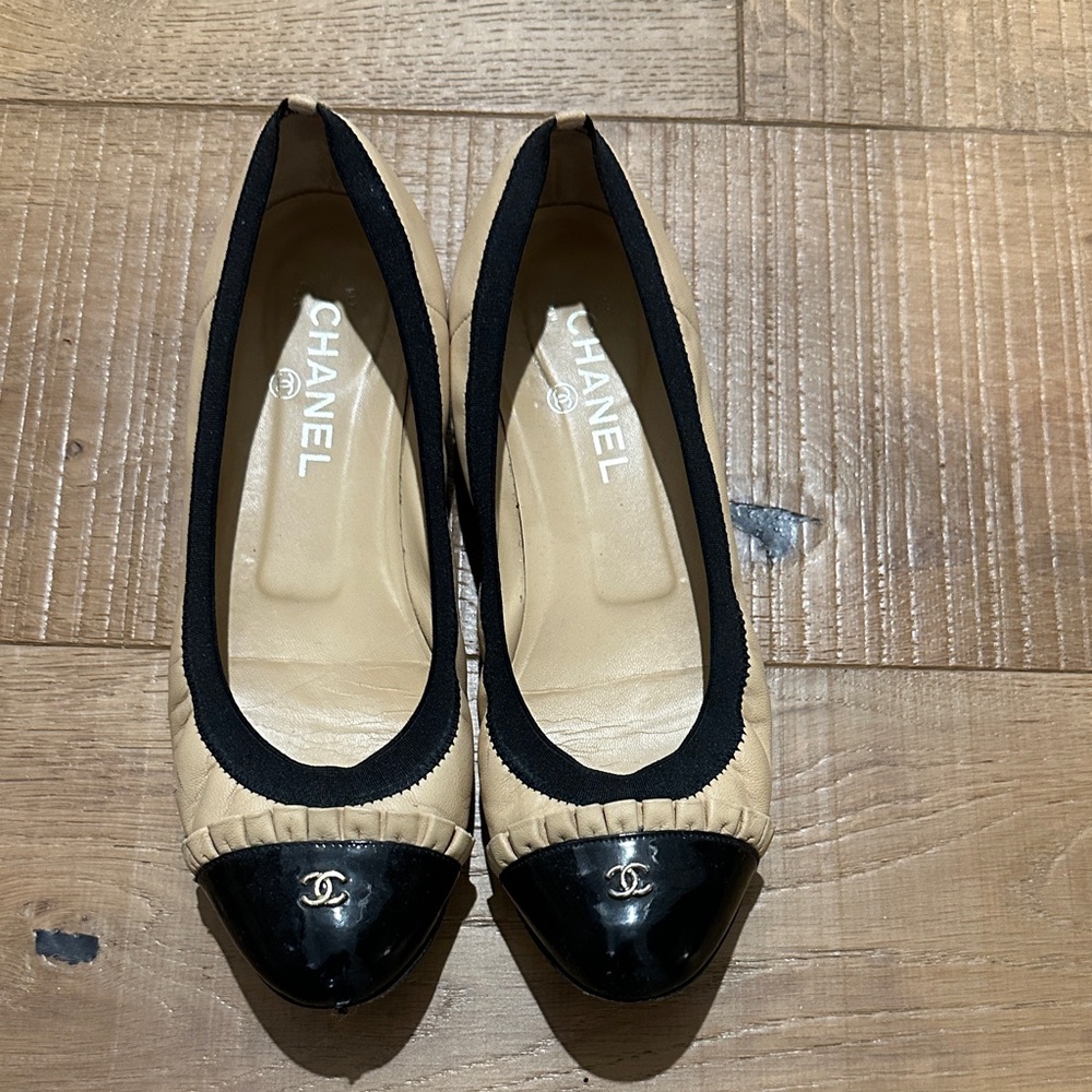 CHANEL Women's Black and Cream Cap Toe Flats
